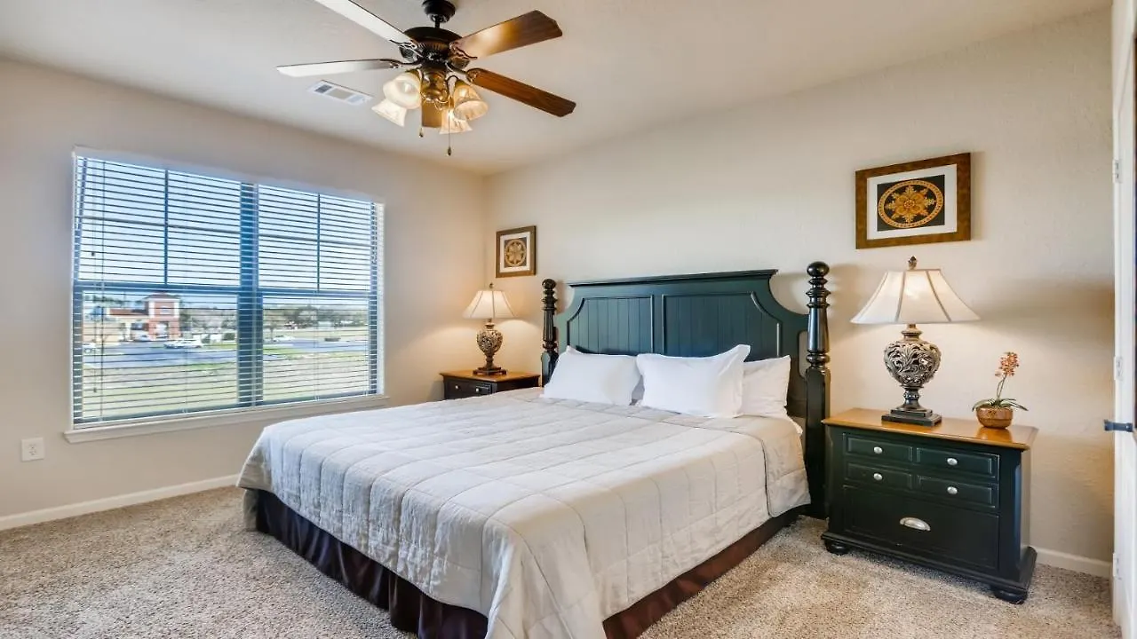 909Cp1031- Gorgeous Top Floor Condo With Balcony Davenport United States