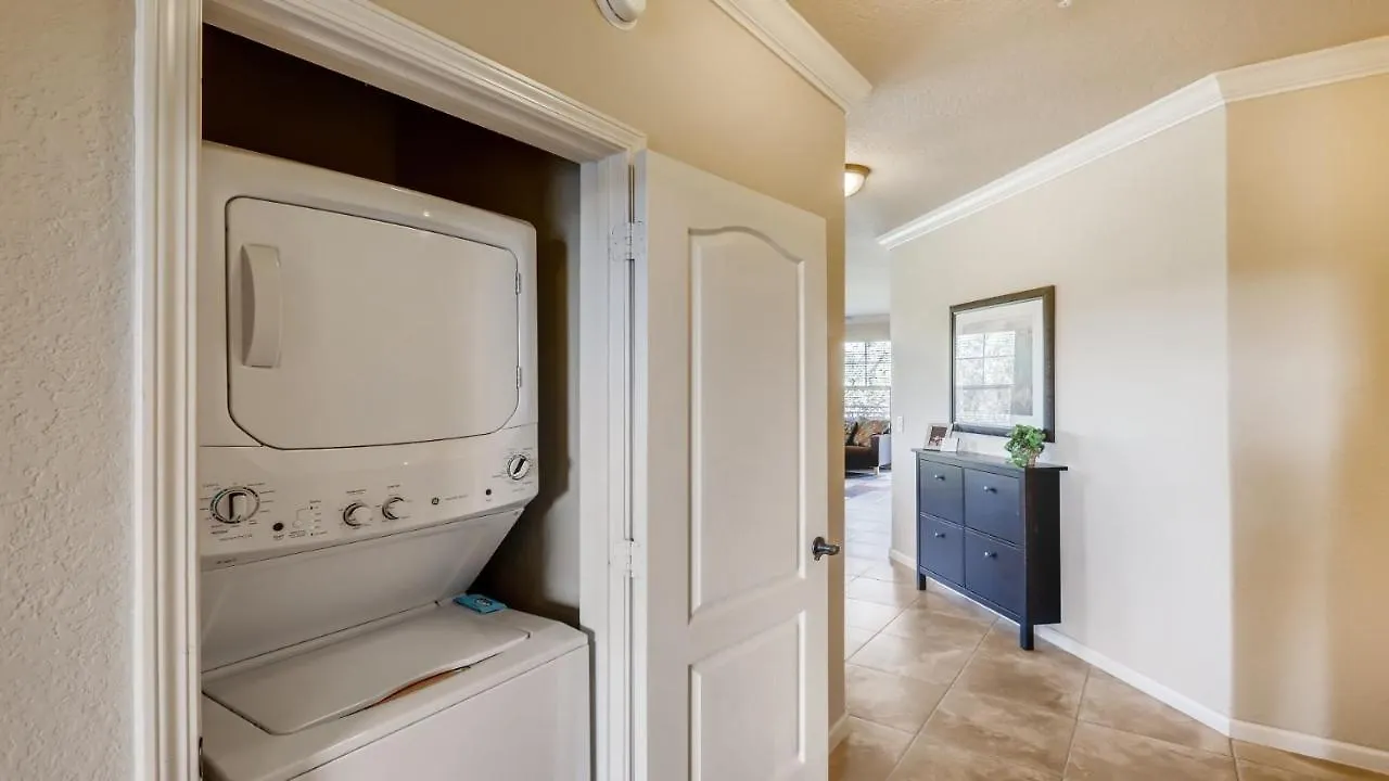 909Cp1031- Gorgeous Top Floor Condo With Balcony Davenport