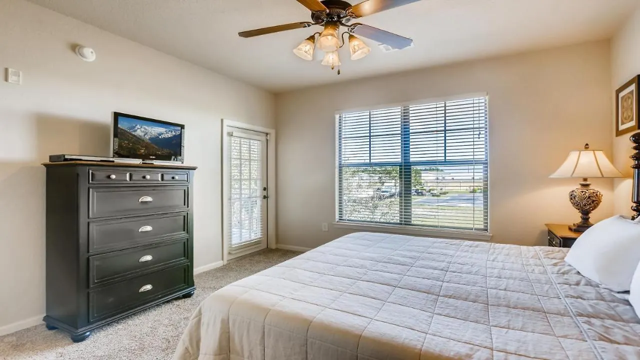 909Cp1031- Gorgeous Top Floor Condo With Balcony Davenport United States