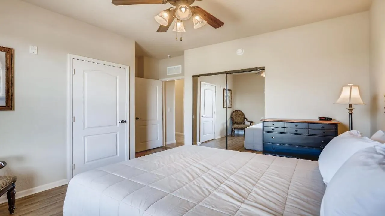 909Cp1031- Gorgeous Top Floor Condo With Balcony Davenport Apartment