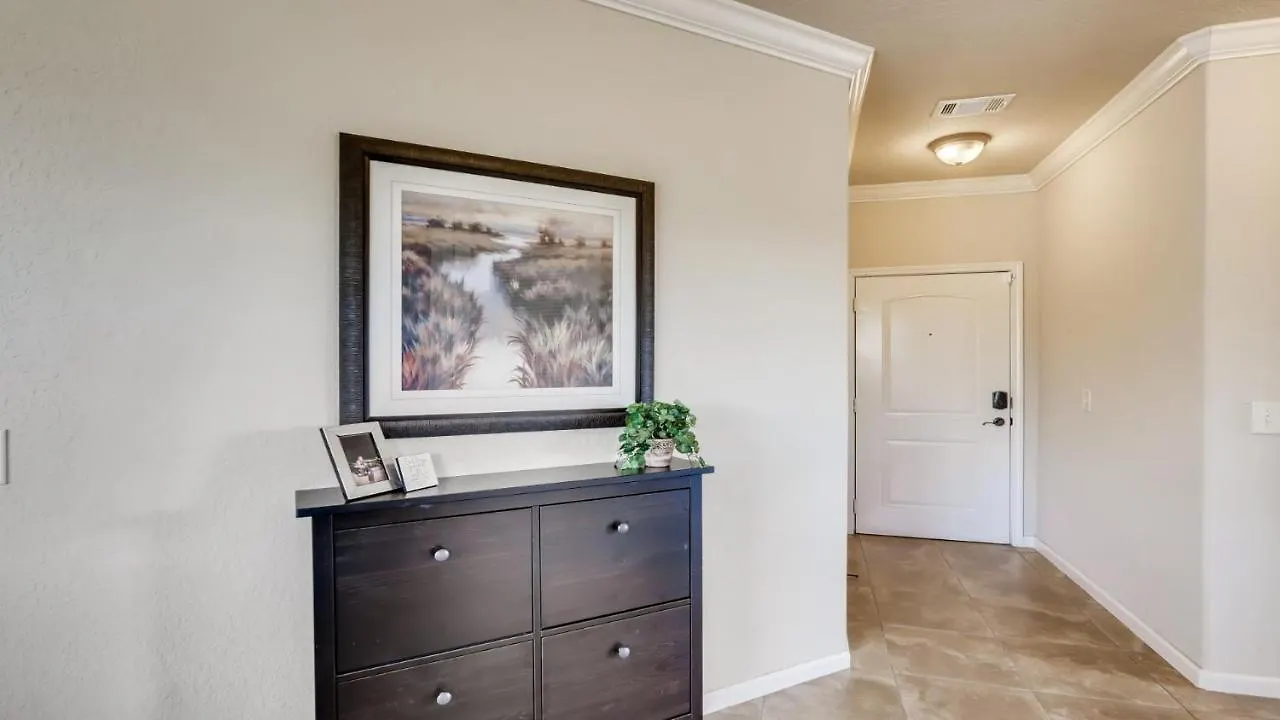 909Cp1031- Gorgeous Top Floor Condo With Balcony Davenport