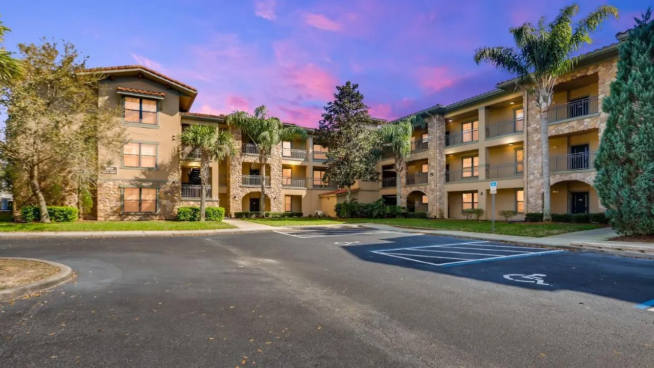 909Cp1031- Gorgeous Top Floor Condo With Balcony Davenport