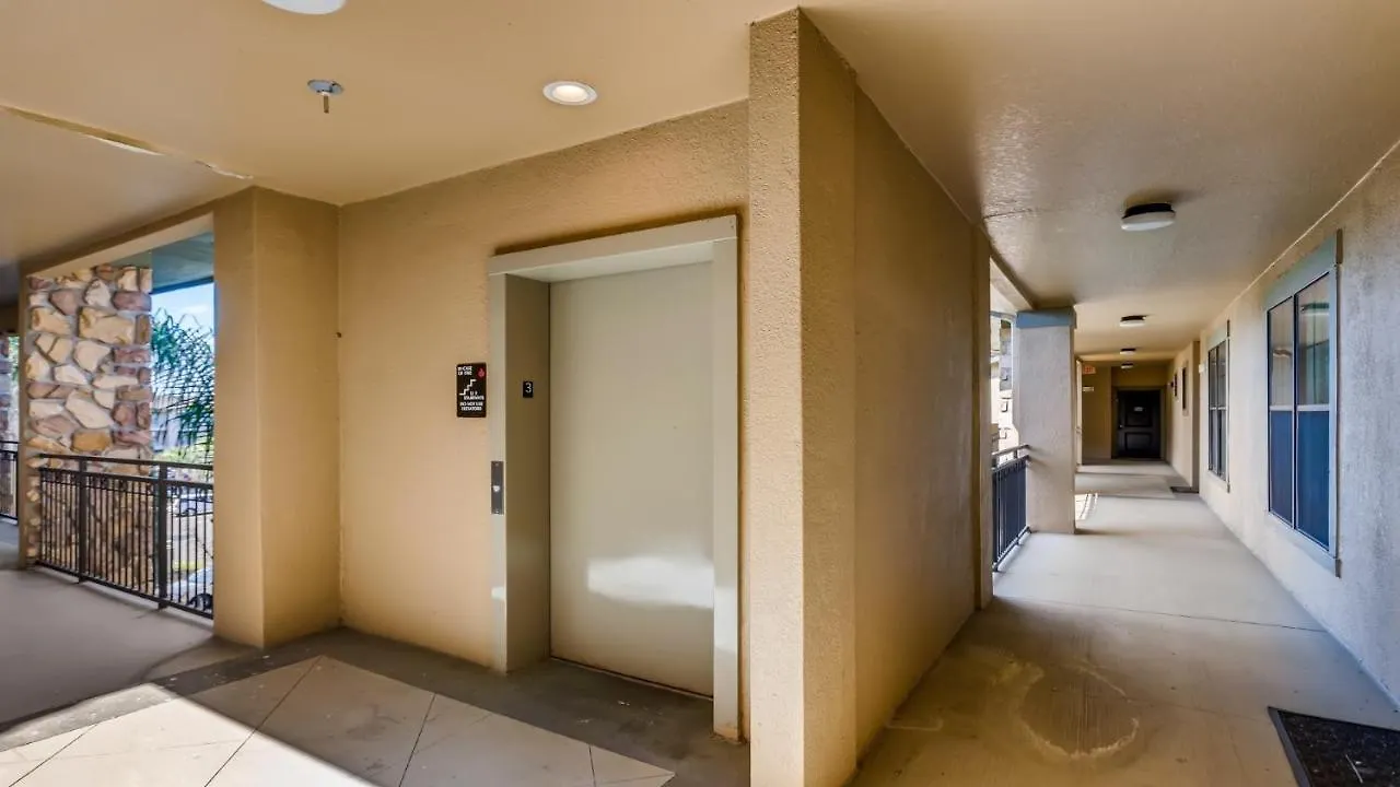 Lejlighed 909Cp1031- Gorgeous Top Floor Condo With Balcony Davenport