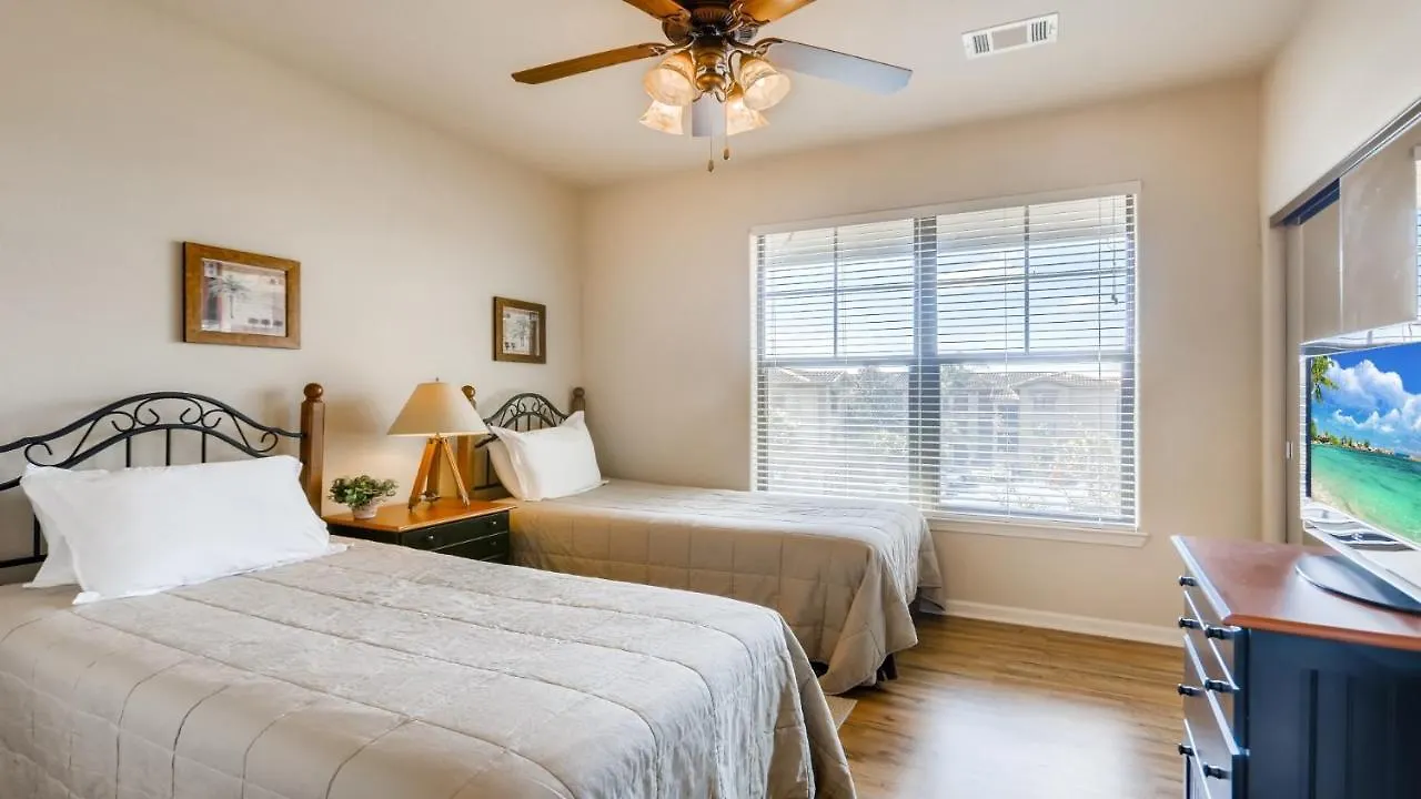 909Cp1031- Gorgeous Top Floor Condo With Balcony Davenport