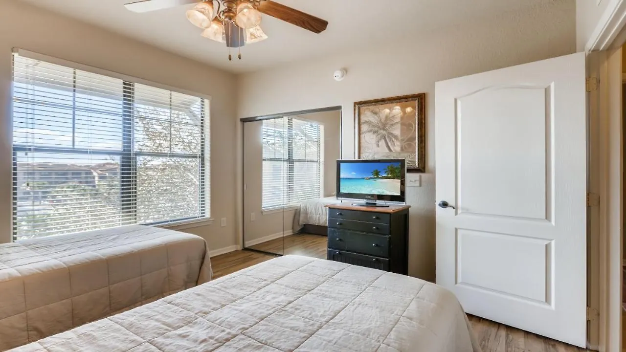 909Cp1031- Gorgeous Top Floor Condo With Balcony Davenport USA